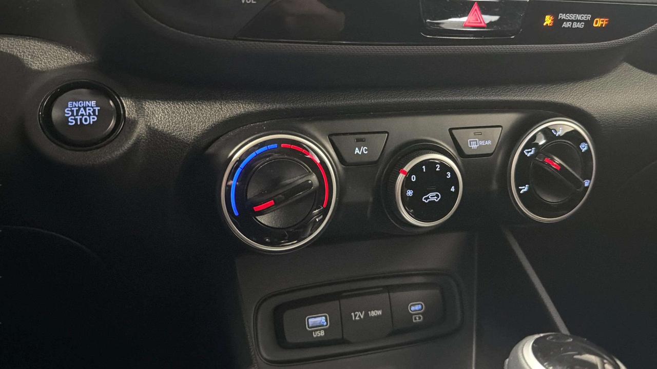 2024 Hyundai Venue PREFERRED | CLEAN CARFAX | LOW KMS|1 OWNER Photo