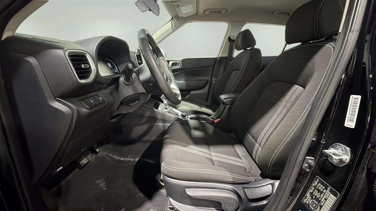2024 Hyundai Venue PREFERRED | CLEAN CARFAX | LOW KMS|1 OWNER Photo