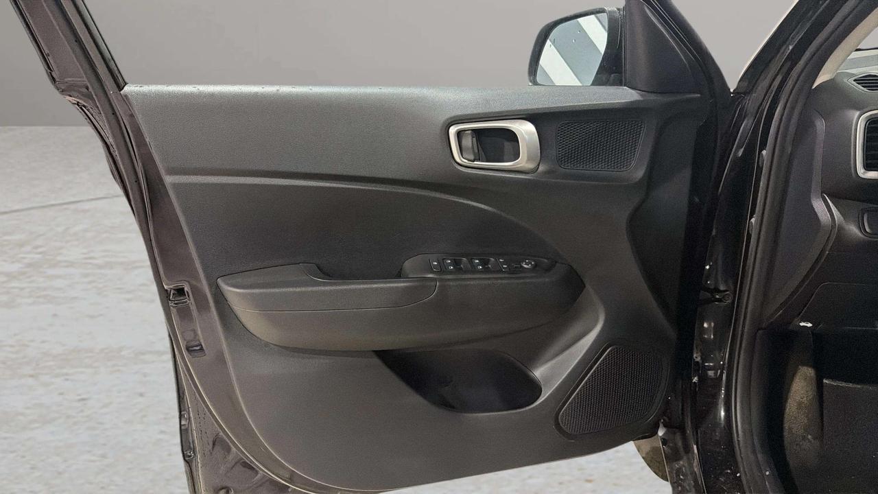 2024 Hyundai Venue PREFERRED | CLEAN CARFAX | LOW KMS|1 OWNER Photo