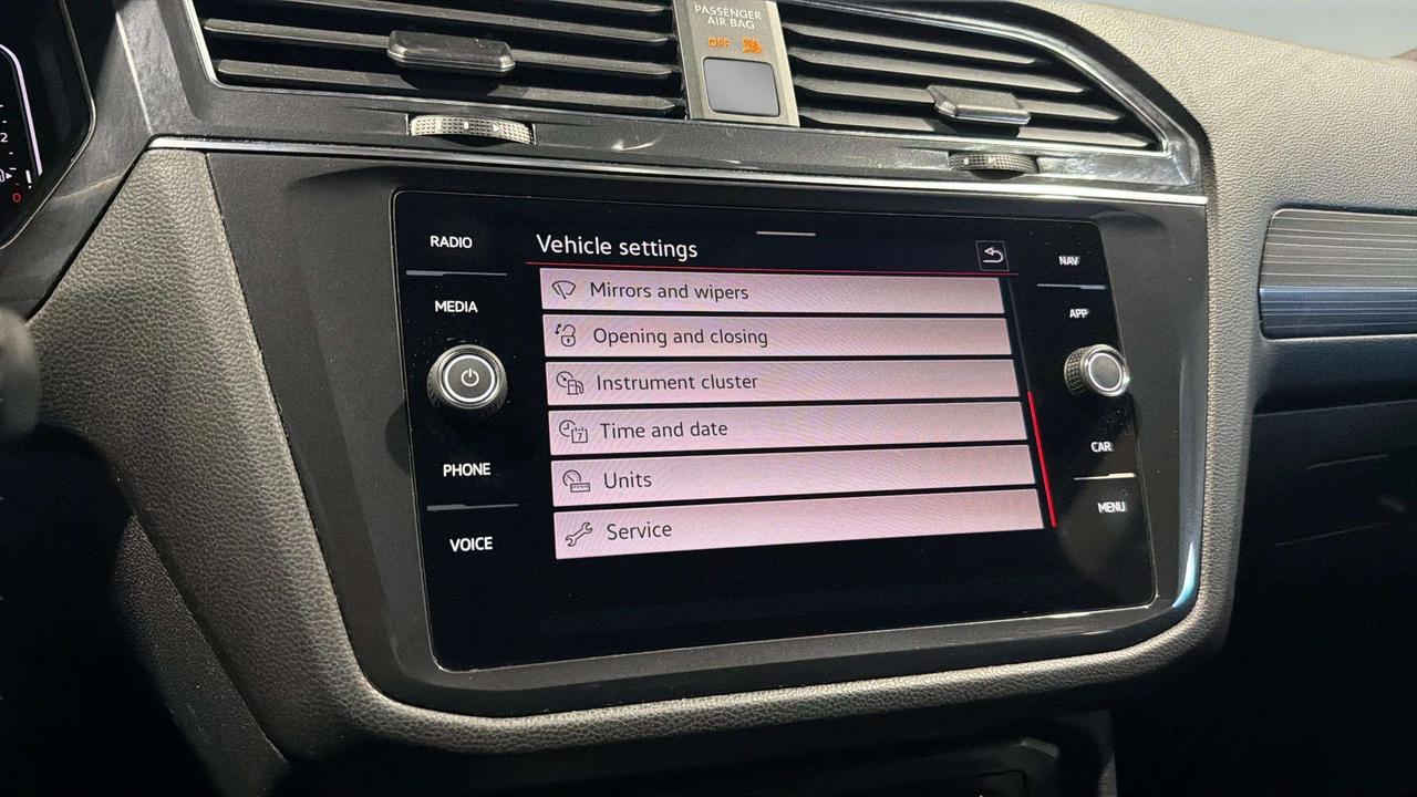 2023 Volkswagen Tiguan HIGHLINE | R-LINE | AWD | LEATHER | CLEAN CARFAX | Photo