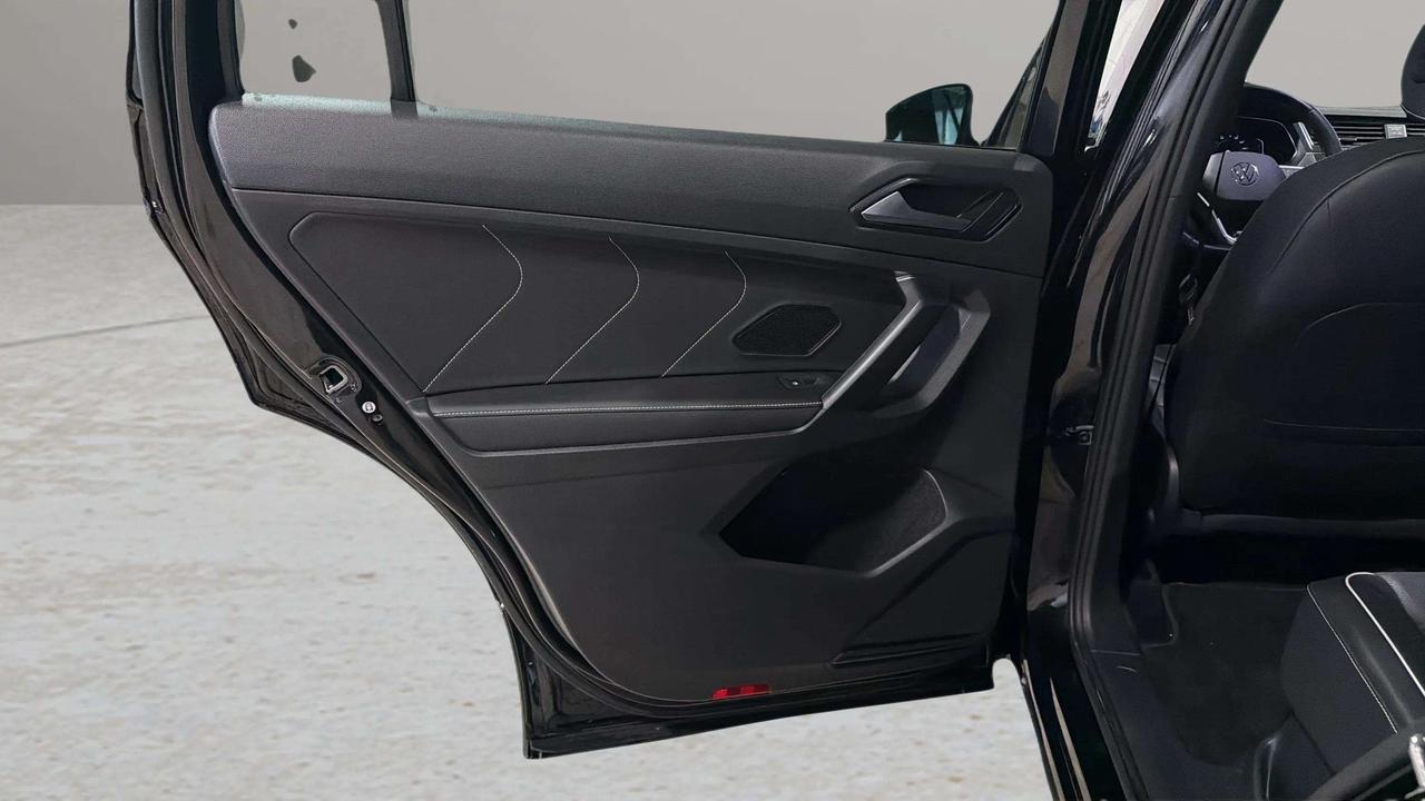 2023 Volkswagen Tiguan HIGHLINE | R-LINE | AWD | LEATHER | CLEAN CARFAX | Photo