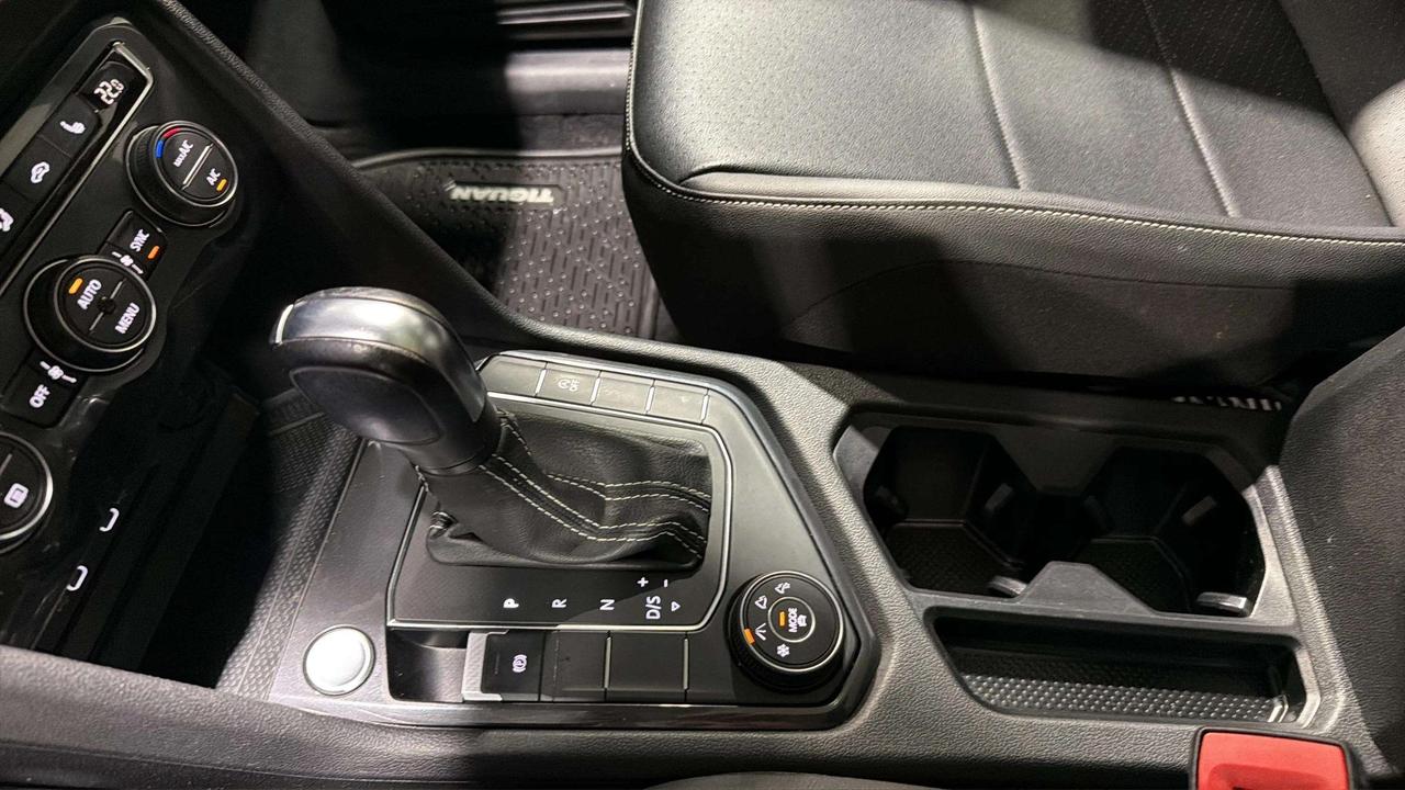 2021 Volkswagen Tiguan COMFORTLINE| CLEAN CARFAX | CARPLAY | PANO|1 OWNER Photo