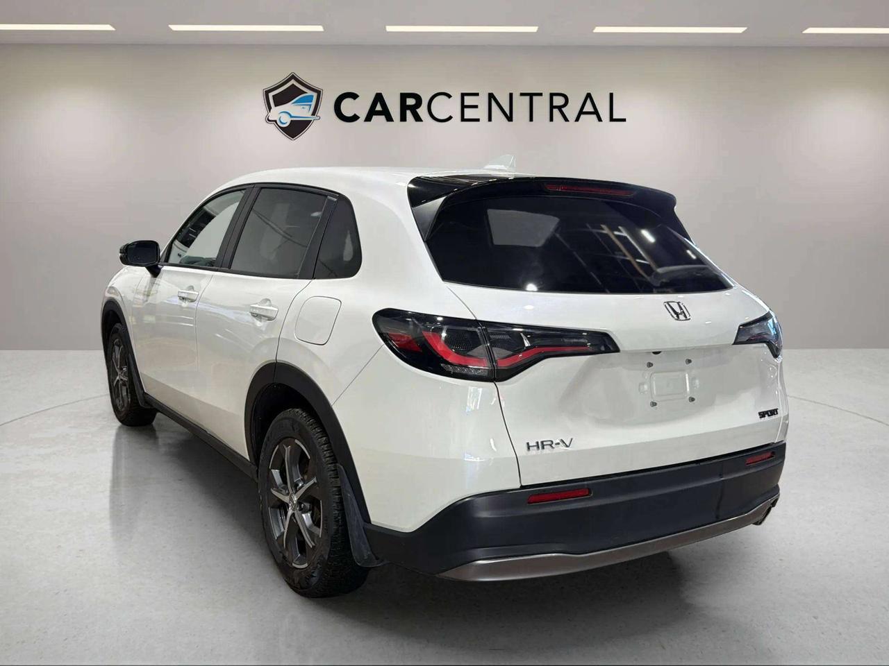 2024 Honda HR-V SPORT-B | CLEAN CARFAX| SUNROOF | CARPLAY| AWD Photo2