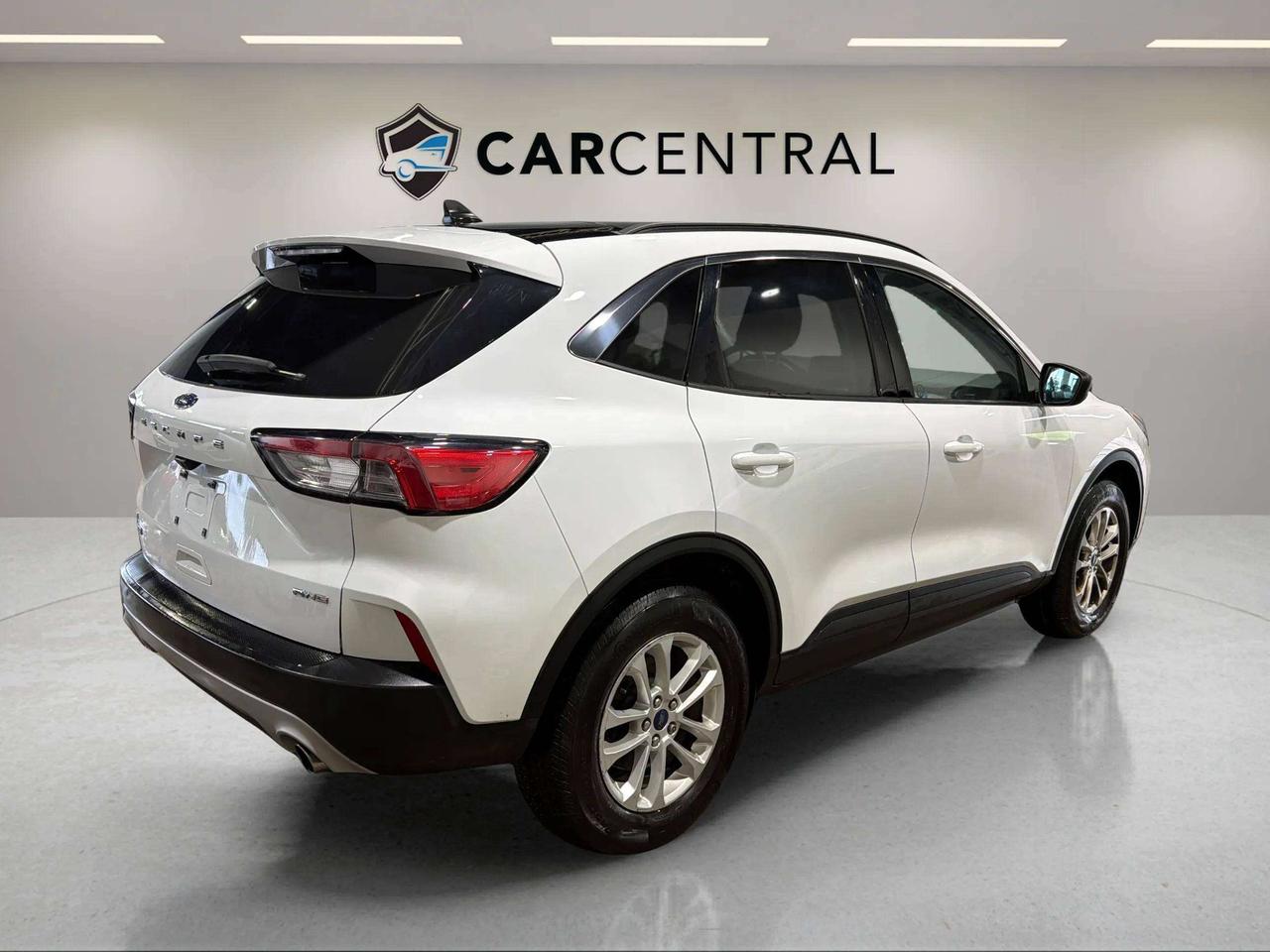 2022 Ford Escape SE| CLEAN CARFAX| PANO | CARPLAY | AWD | Photo4