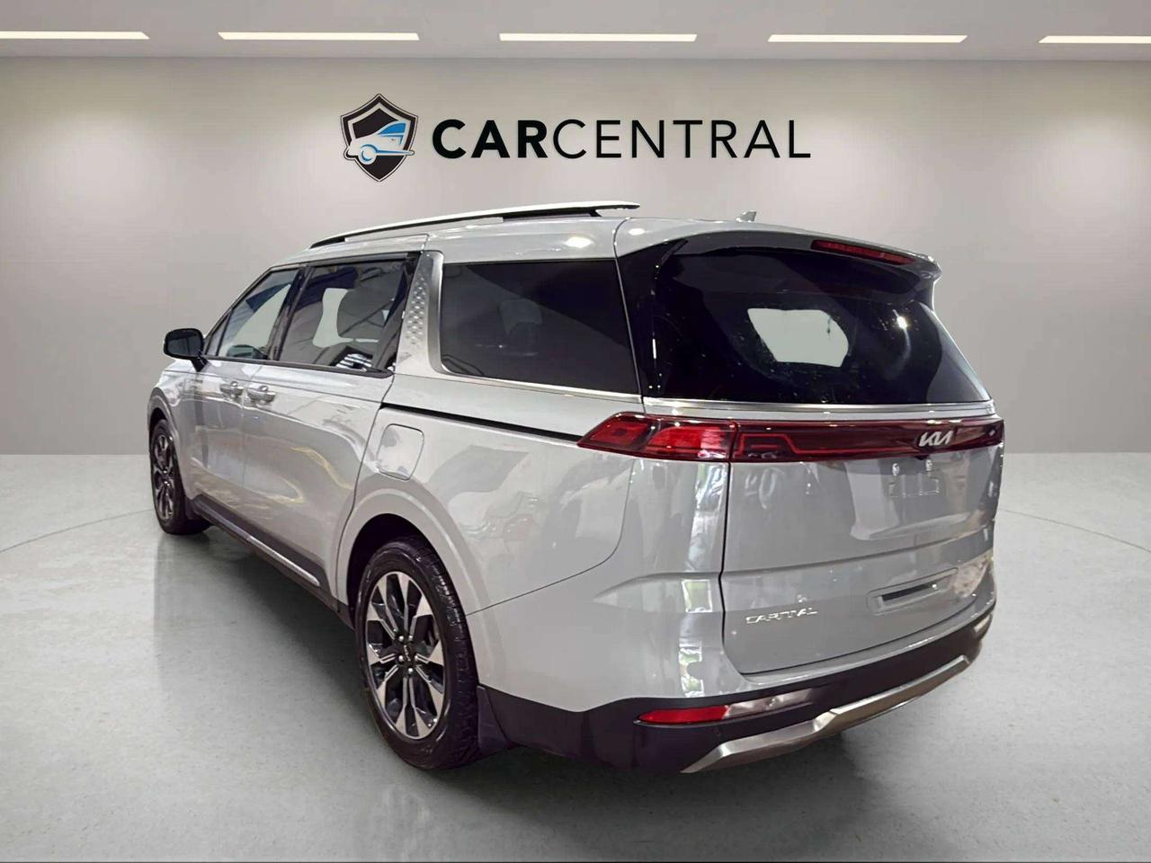 2024 Kia Carnival EX | CLEAN CARFAX | PWR DOORS & LIFTGATE| LEATHER Photo2