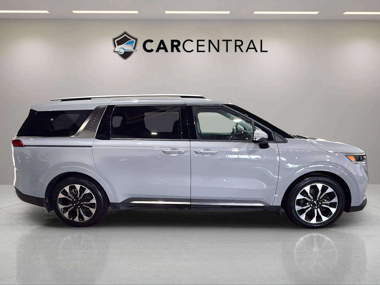 2024 Kia Carnival EX | CLEAN CARFAX | PWR DOORS & LIFTGATE| LEATHER Photo
