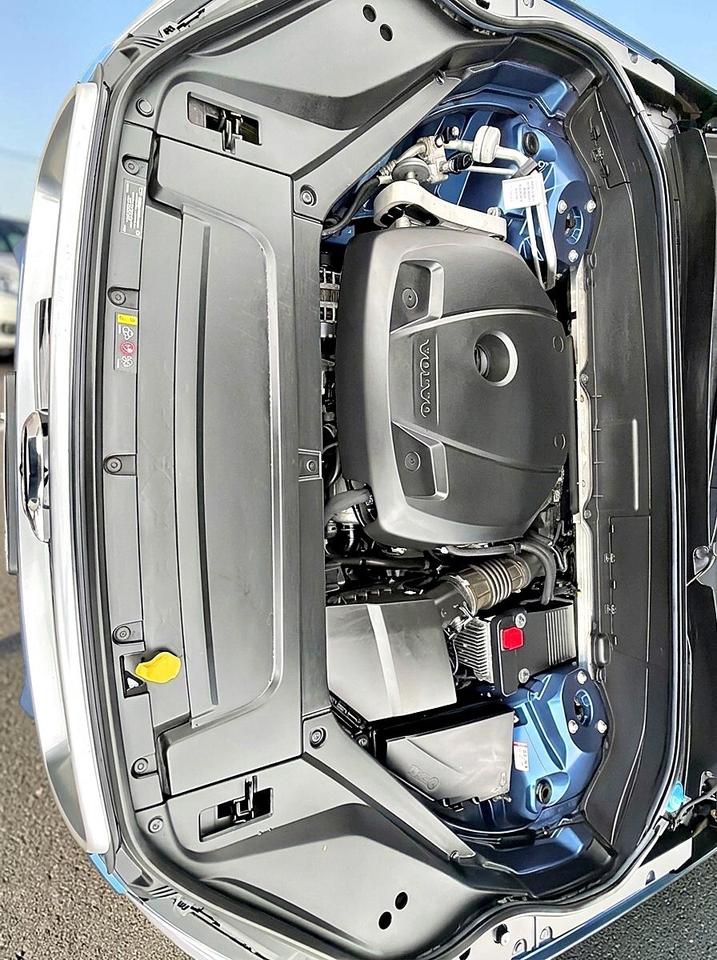 2018 Volvo XC90 T6 AWD R-Design Photo