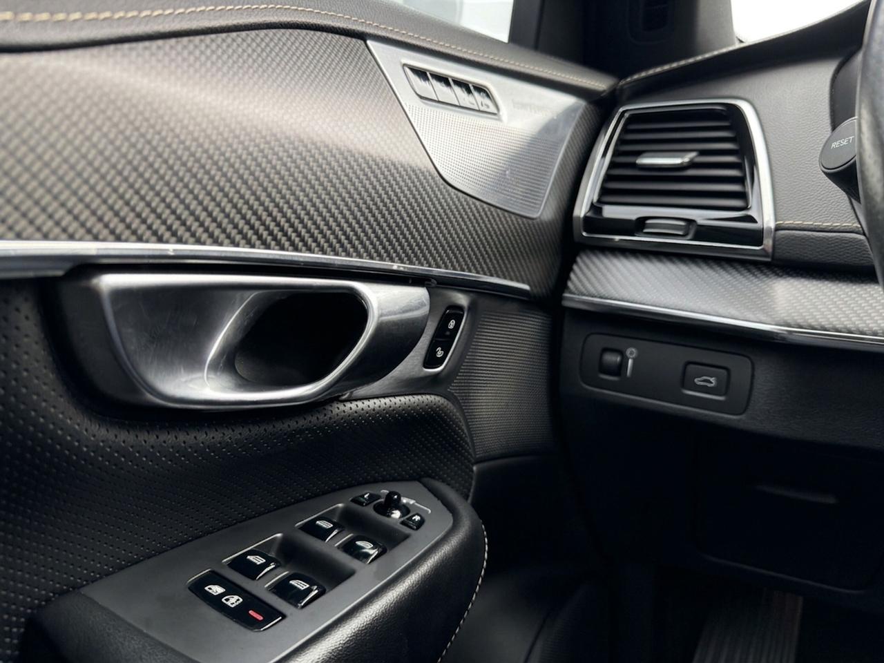 2018 Volvo XC90 T6 AWD R-Design Photo