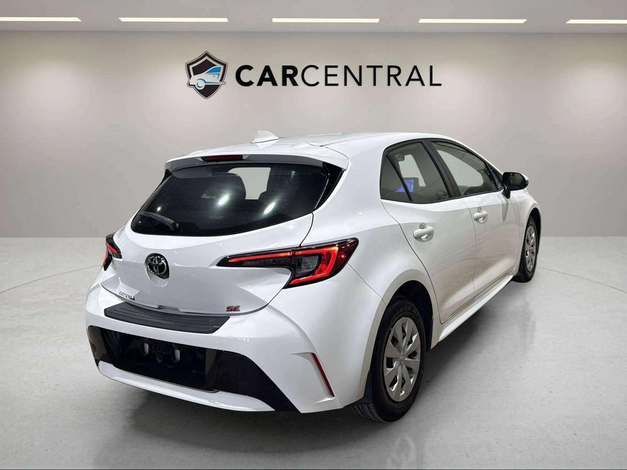 2023 Toyota Corolla Hatchback SE| CLEAN CARFAX | PUSH START | CARPLAY| HTD SEATS Photo