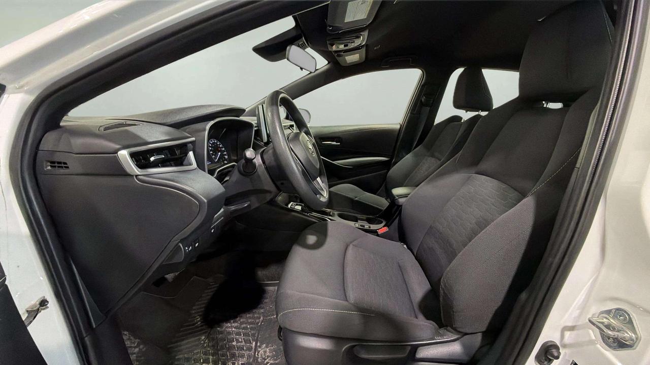 2023 Toyota Corolla Hatchback SE| CLEAN CARFAX | PUSH START | CARPLAY| HTD SEATS Photo