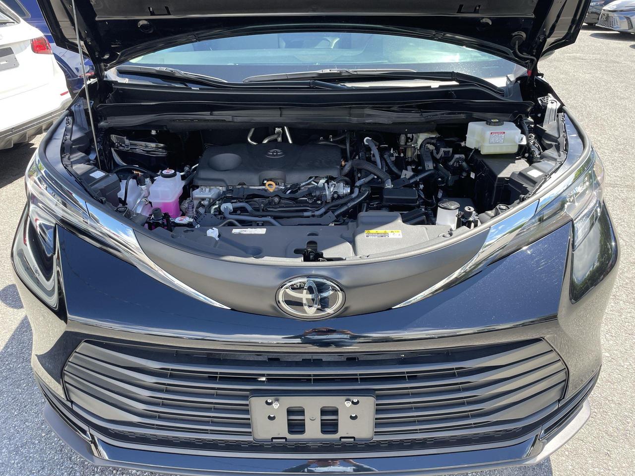 2026 Toyota Sienna XLE 8-Passenger LIKE NEW!!  HYBRID, 8 PASS., SOFTE Photo