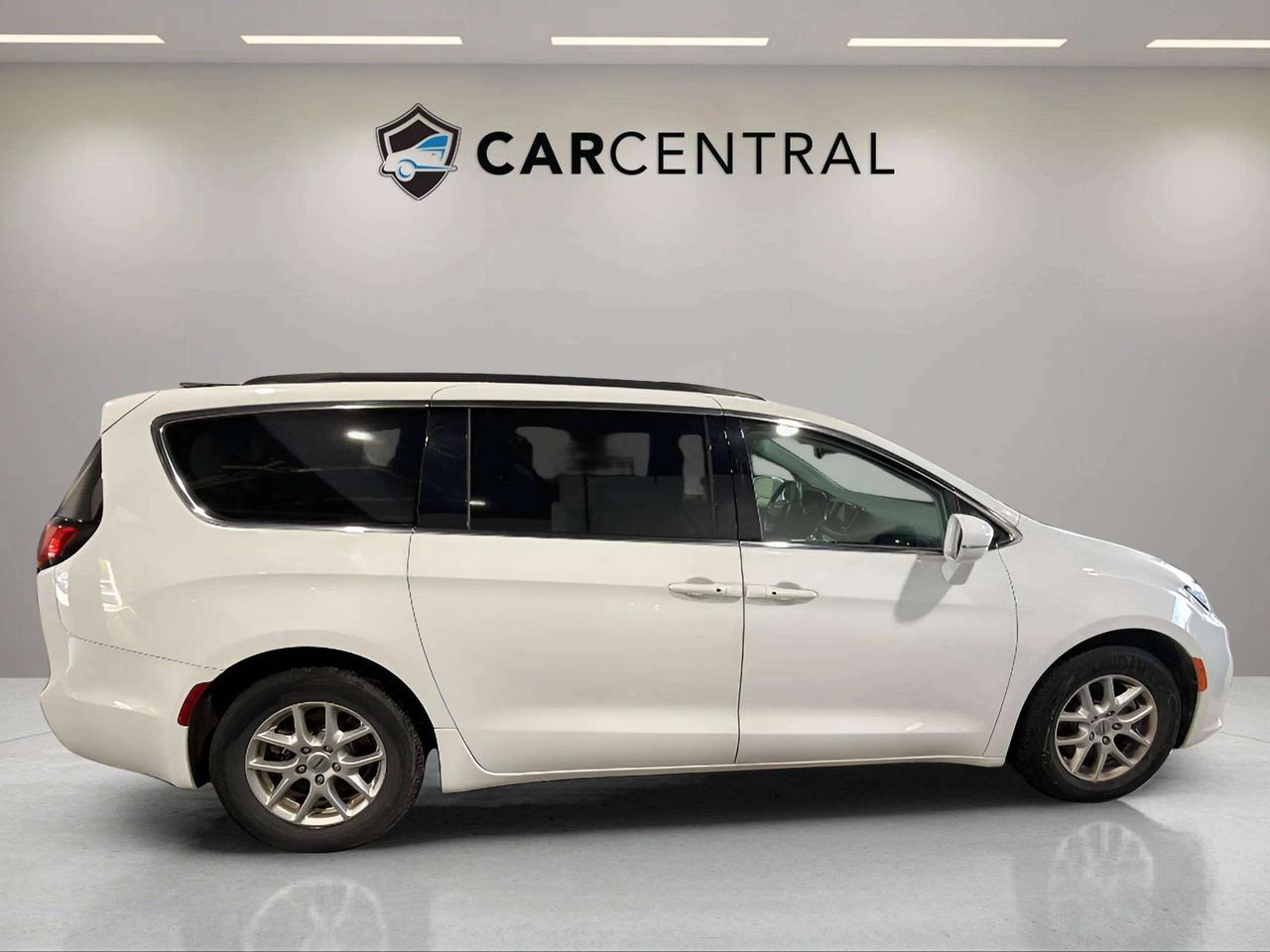 2022 Chrysler Pacifica TOURING  L | CLEAN CARFAX |  CARPLAY | BSM | Photo