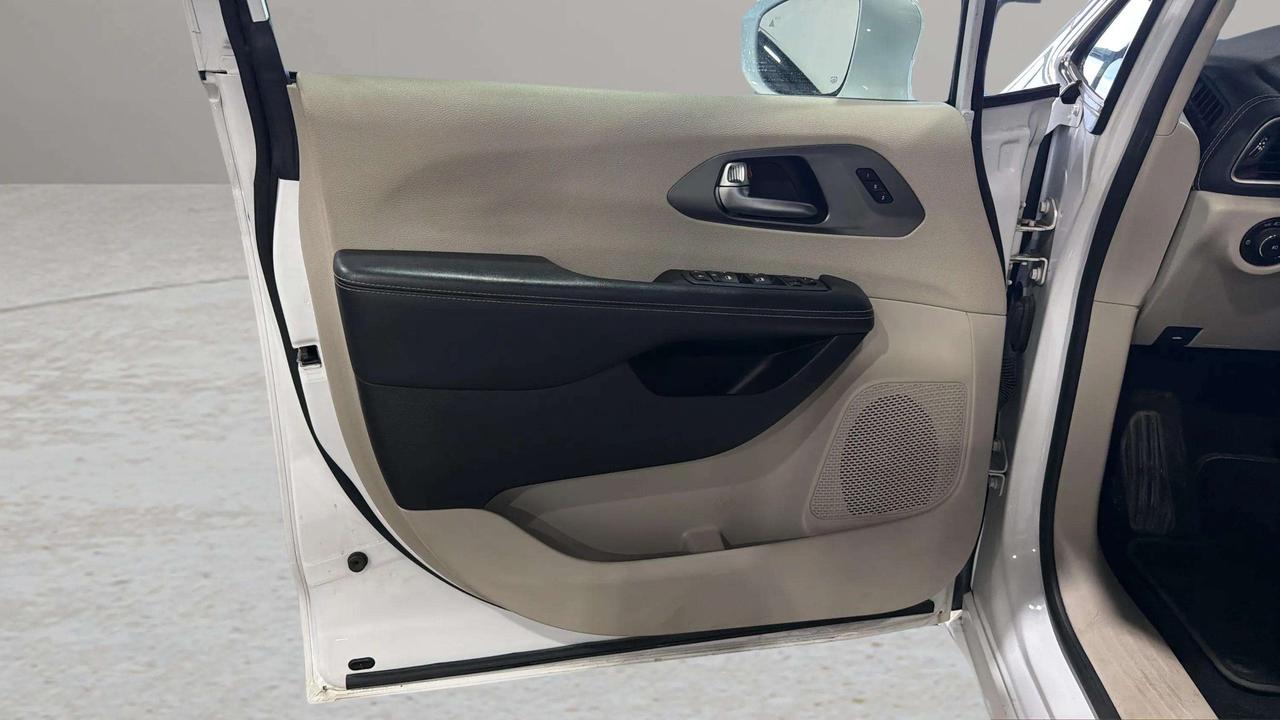 2022 Chrysler Pacifica TOURING  L | CLEAN CARFAX |  CARPLAY | BSM | Photo