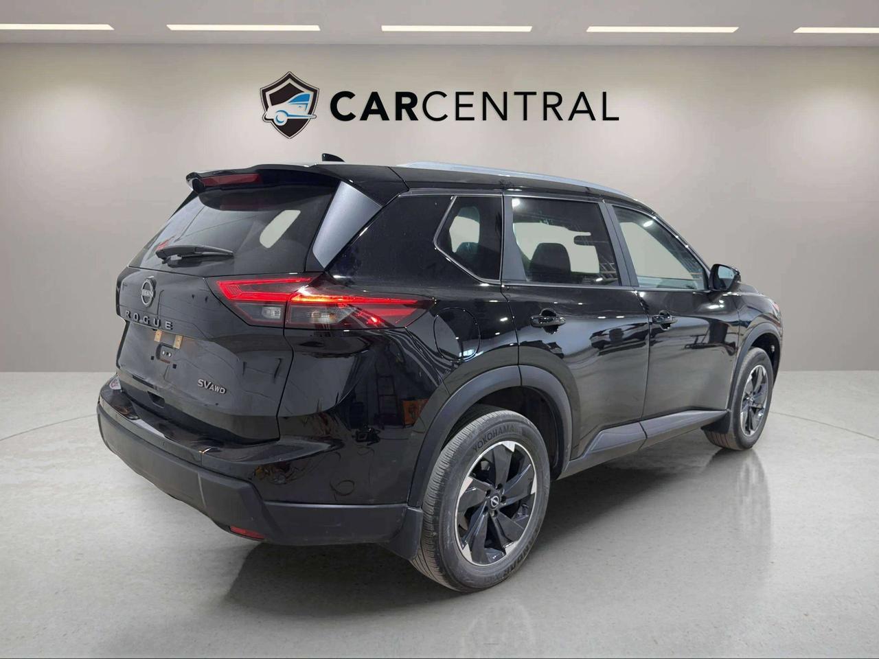 2024 Nissan Rogue SV | MOONROOF | CLEAN CARFAX | CARPLAY | STARTER | Photo4