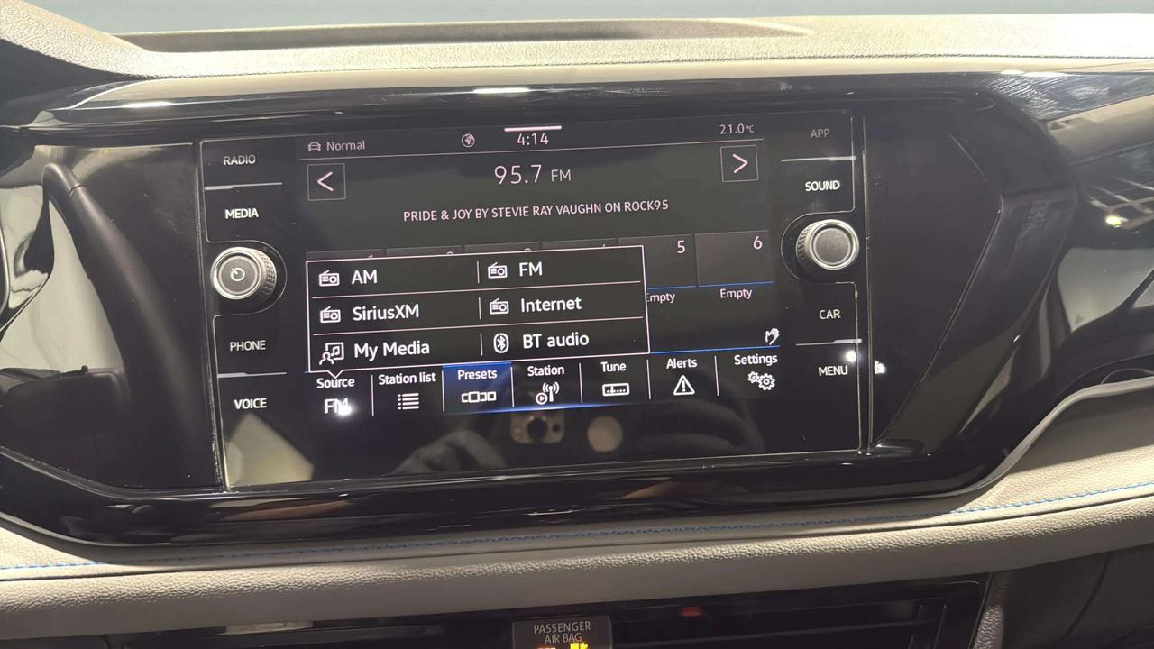 2024 Volkswagen Taos COMFORTLINE BLACK ED|CLEAN CARFAX|PANO|CARPLAY Photo