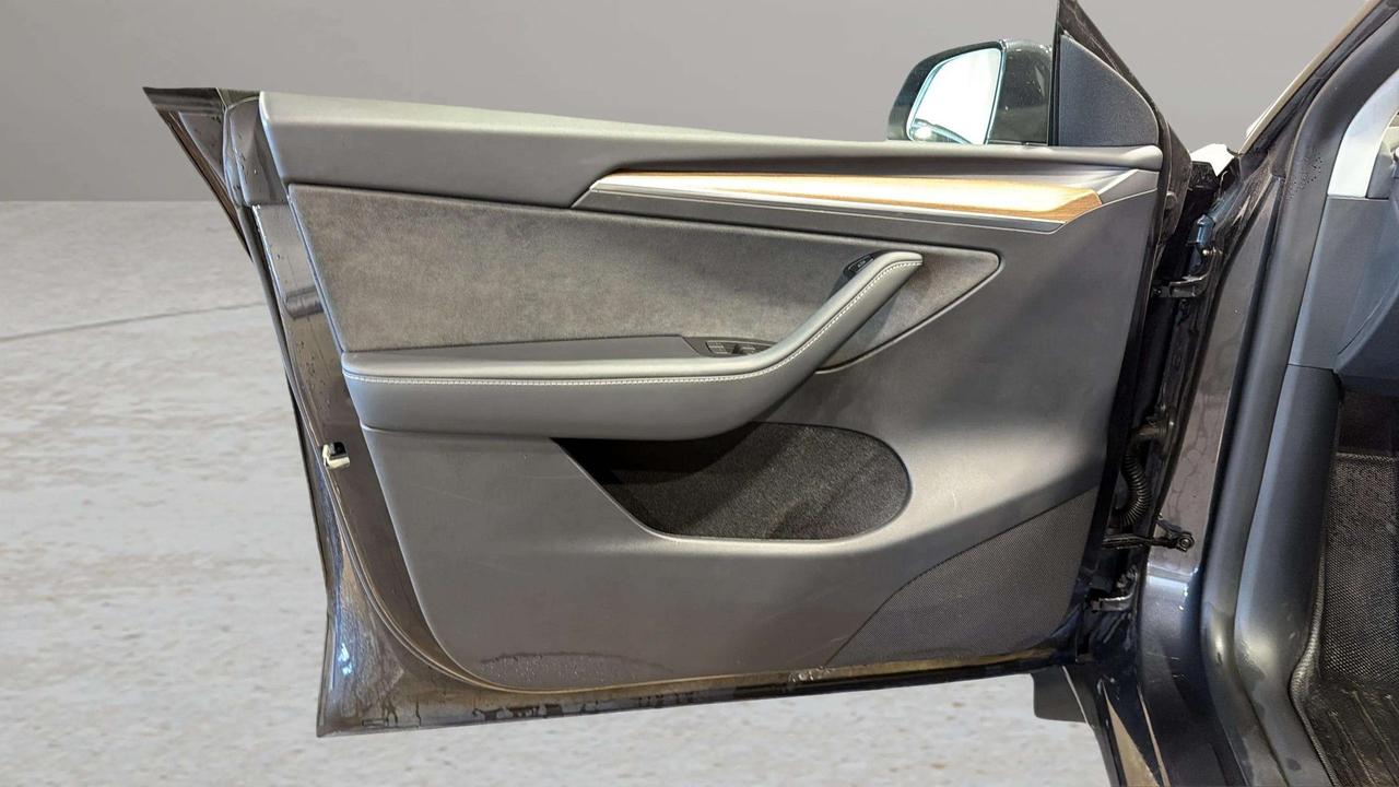 2024 Tesla Model Y LONG RANGE | CLEAN CARFAX|  GLASS ROOF | AWD Photo