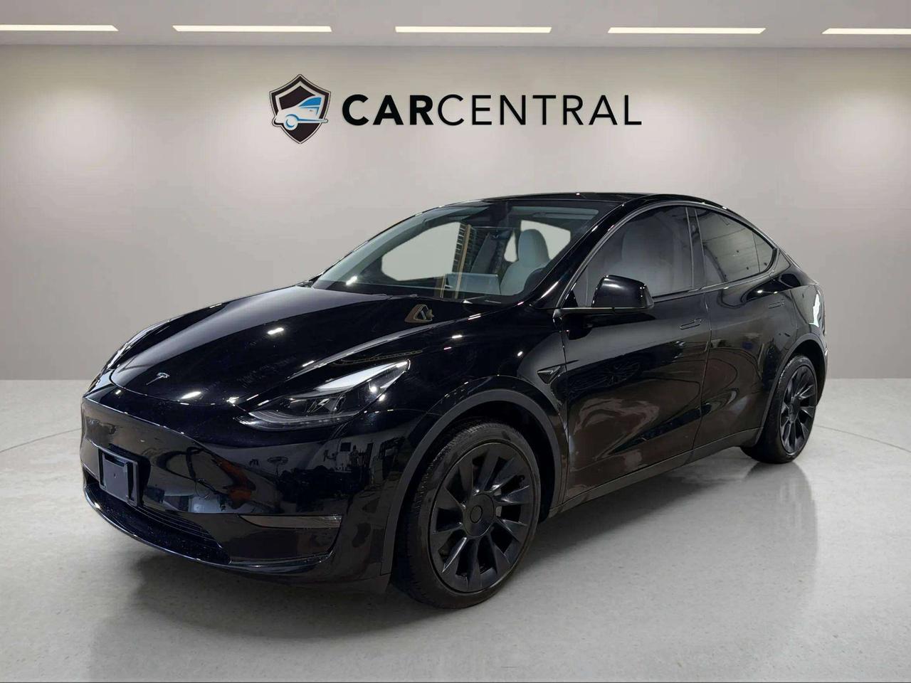 2024 Tesla Model Y LONG RANGE | CLEAN CARFAX |1 OWNER | GLASS ROOF | Photo0