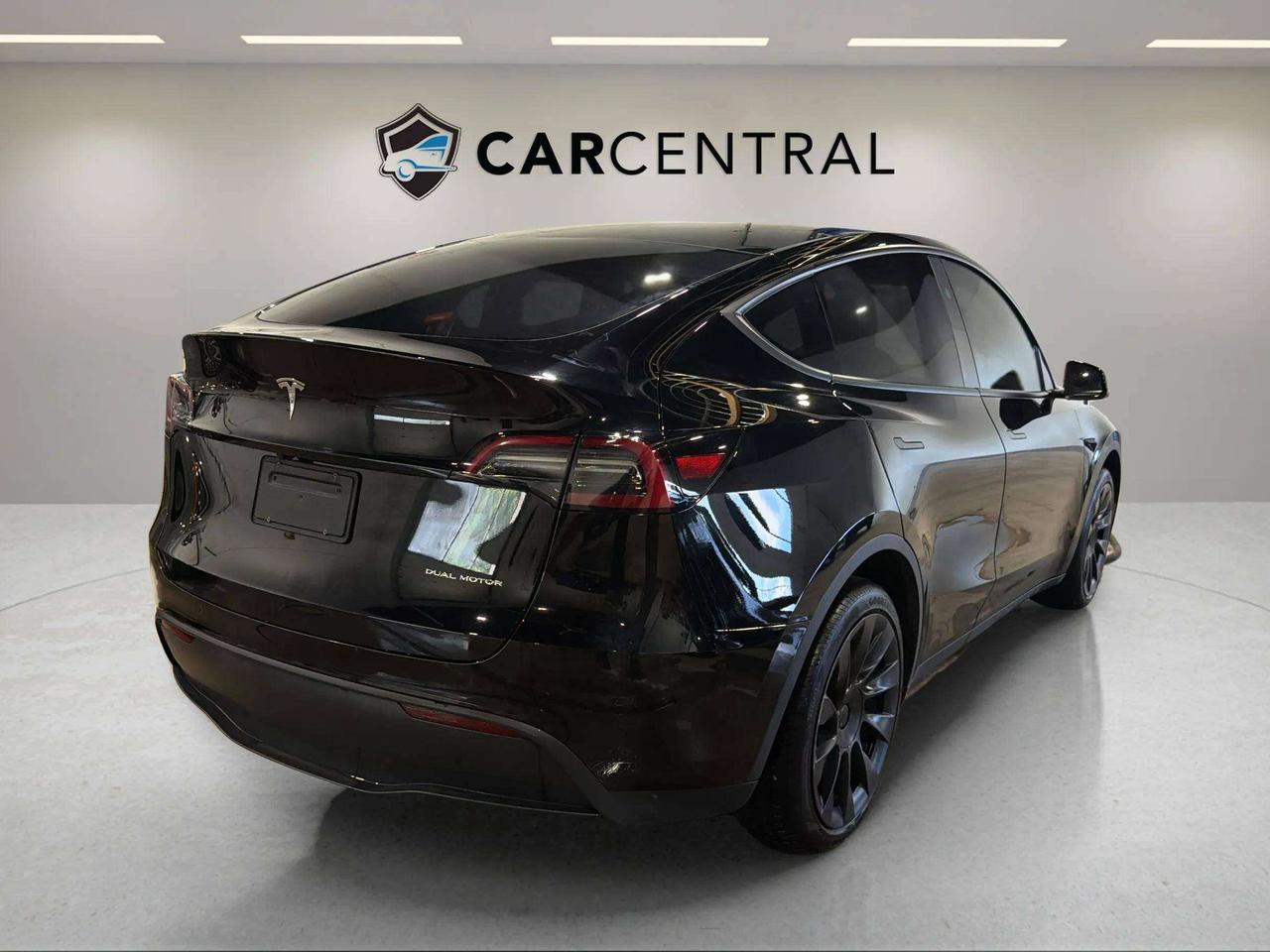 2024 Tesla Model Y LONG RANGE | CLEAN CARFAX |1 OWNER | GLASS ROOF | Photo