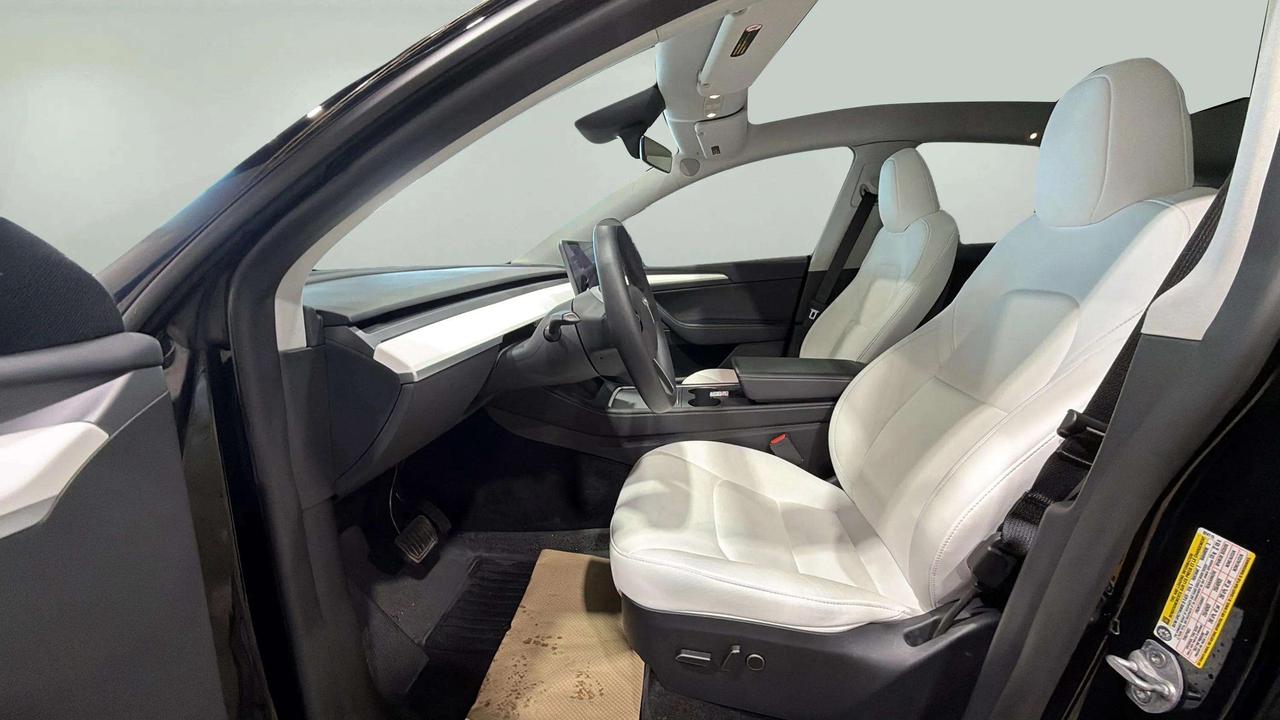 2024 Tesla Model Y LONG RANGE | CLEAN CARFAX |1 OWNER | GLASS ROOF | Photo