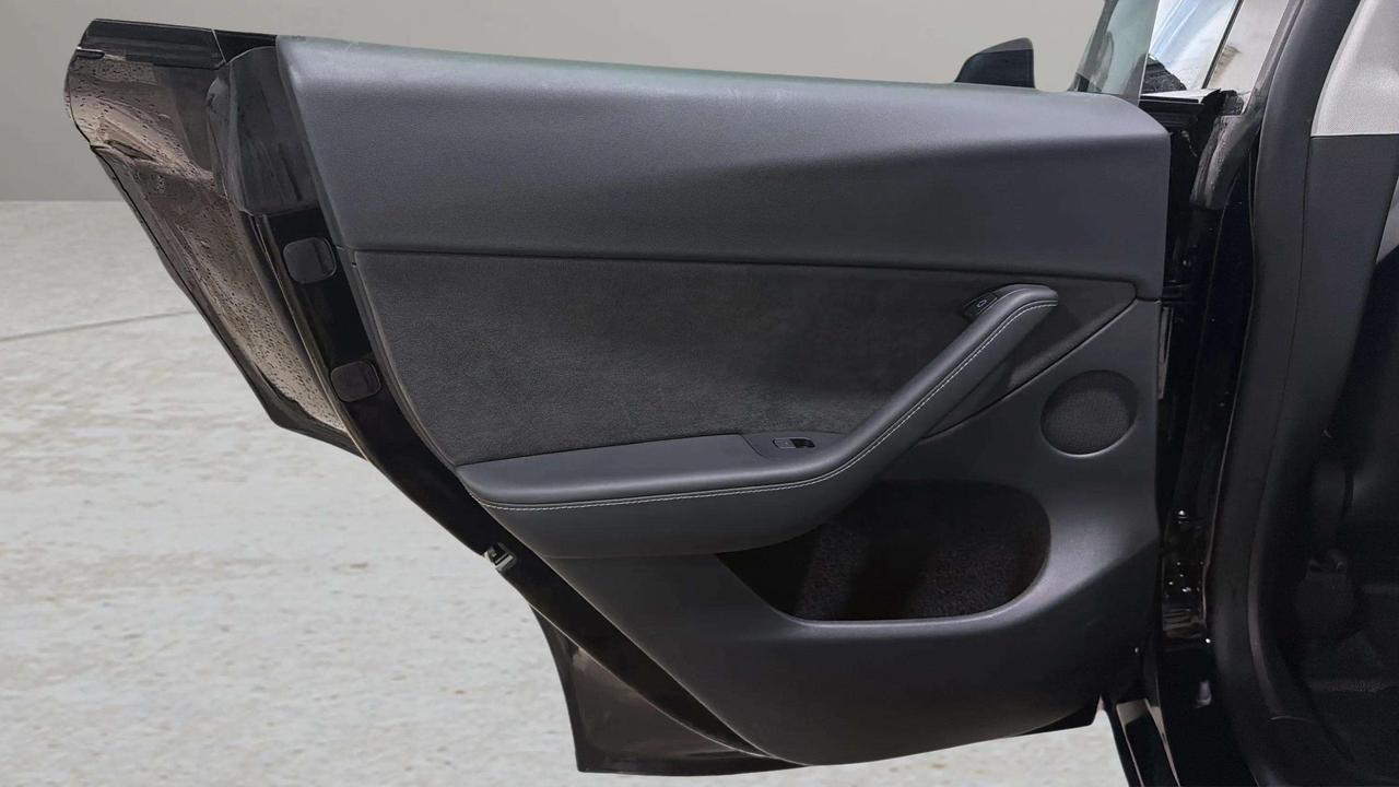 2024 Tesla Model Y LONG RANGE | CLEAN CARFAX |1 OWNER | GLASS ROOF | Photo