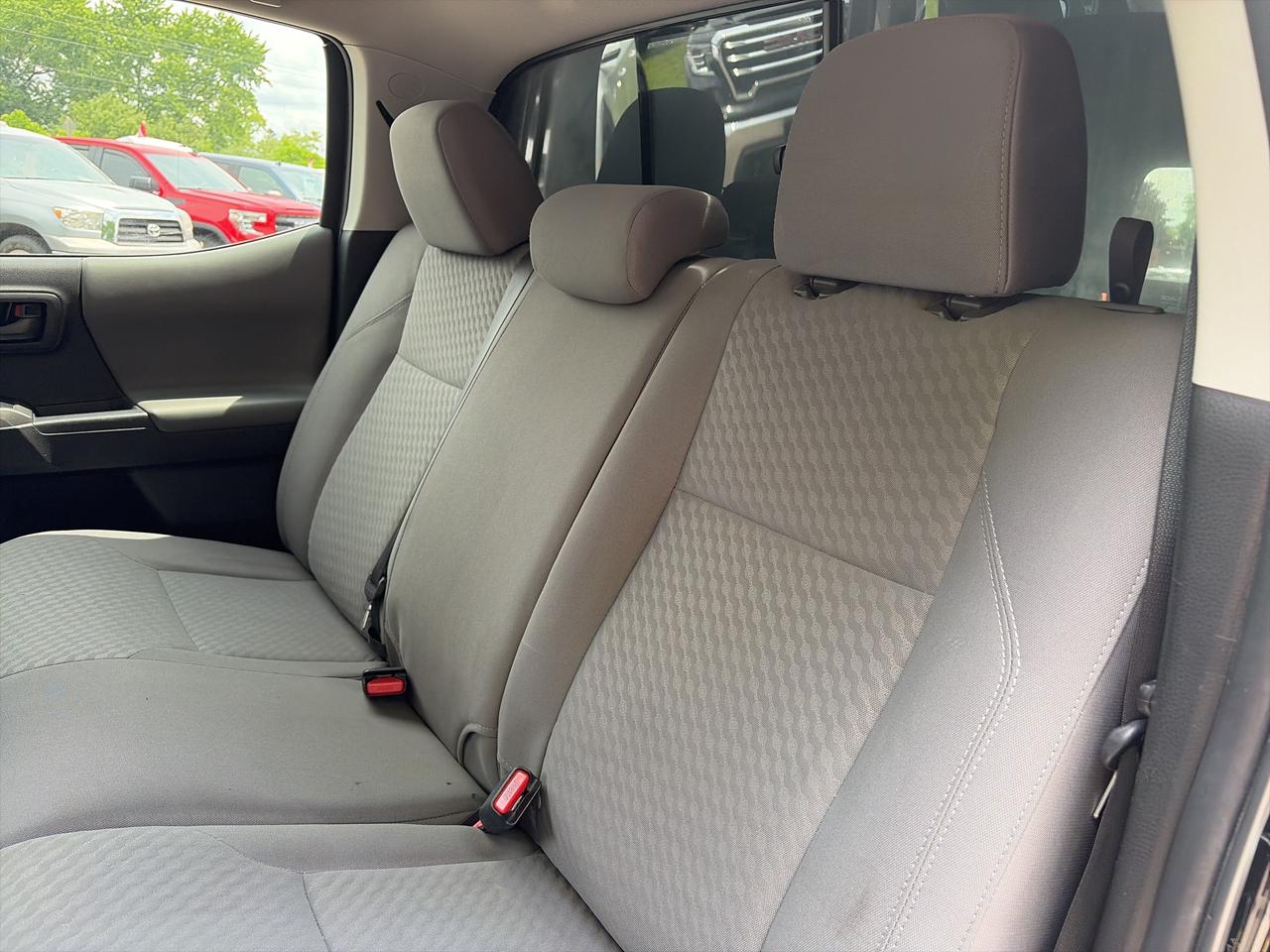 2022 Toyota Tacoma SR5, CLEAN CARFAX, 6' BOX, HEATED SEATS! Photo