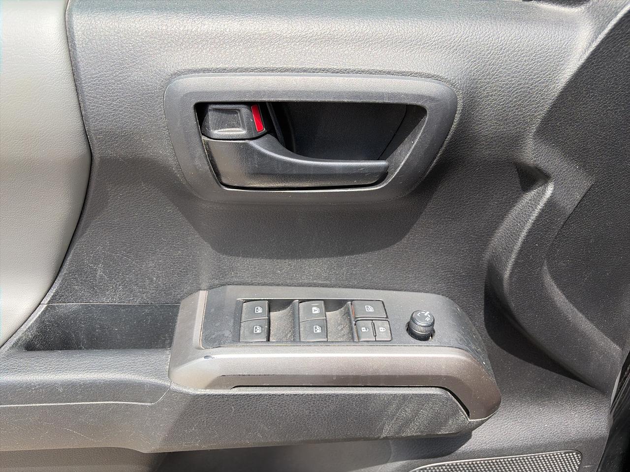 2022 Toyota Tacoma SR5, CLEAN CARFAX, 6' BOX, HEATED SEATS! Photo