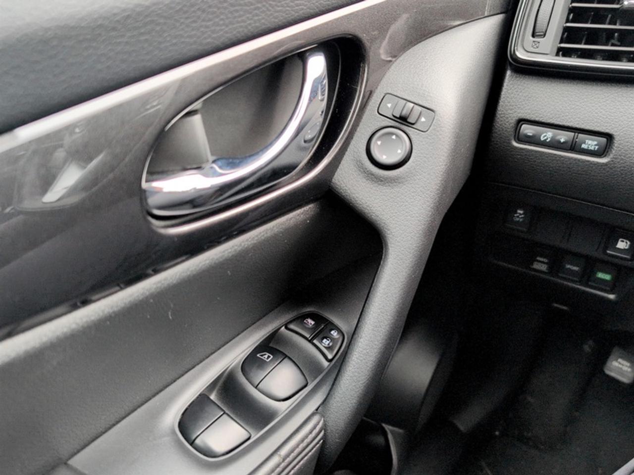 2018 Nissan Rogue SV Photo