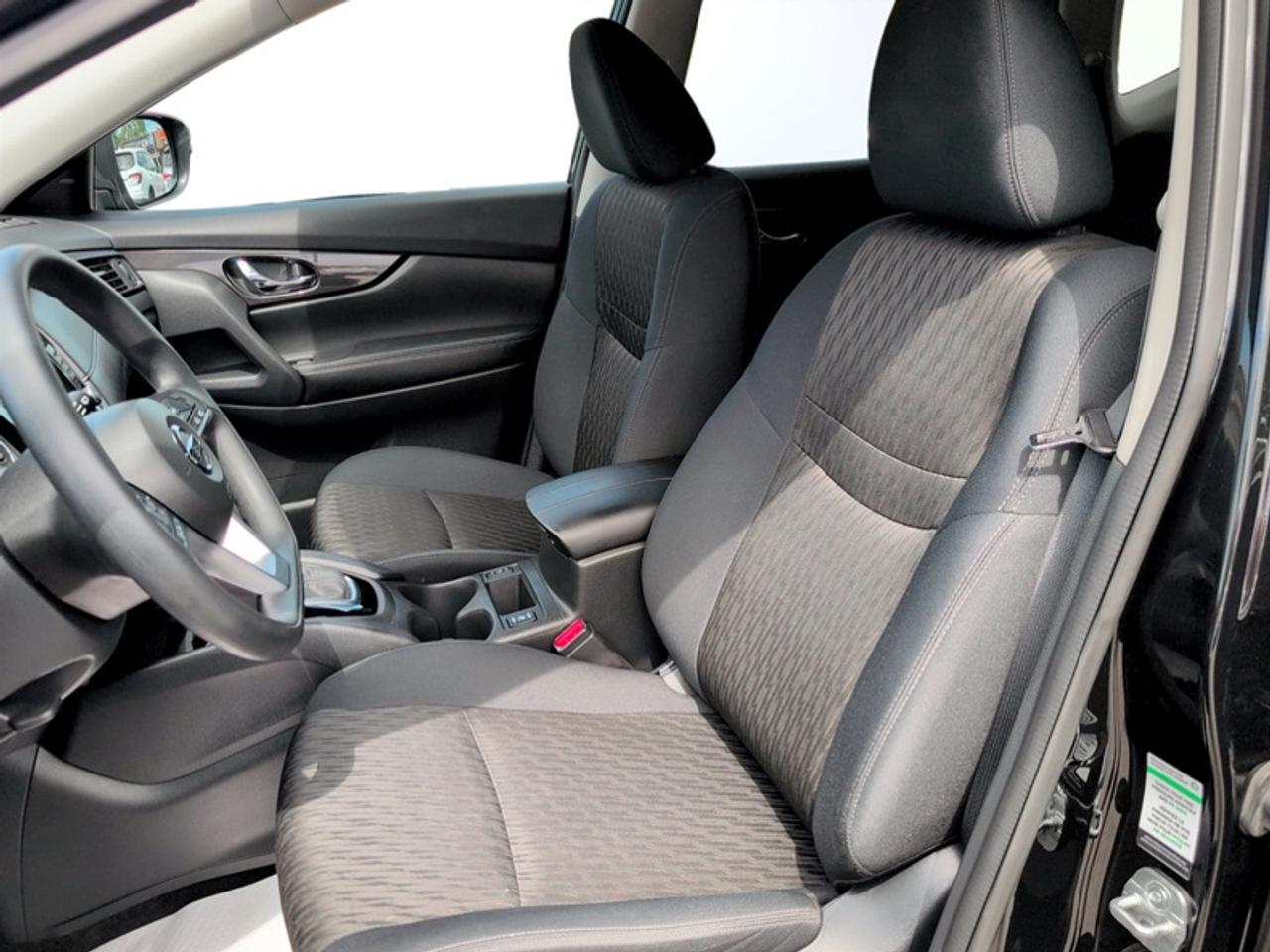 2018 Nissan Rogue SV  **LOW KMS - CLEAN CARFAX** Photo