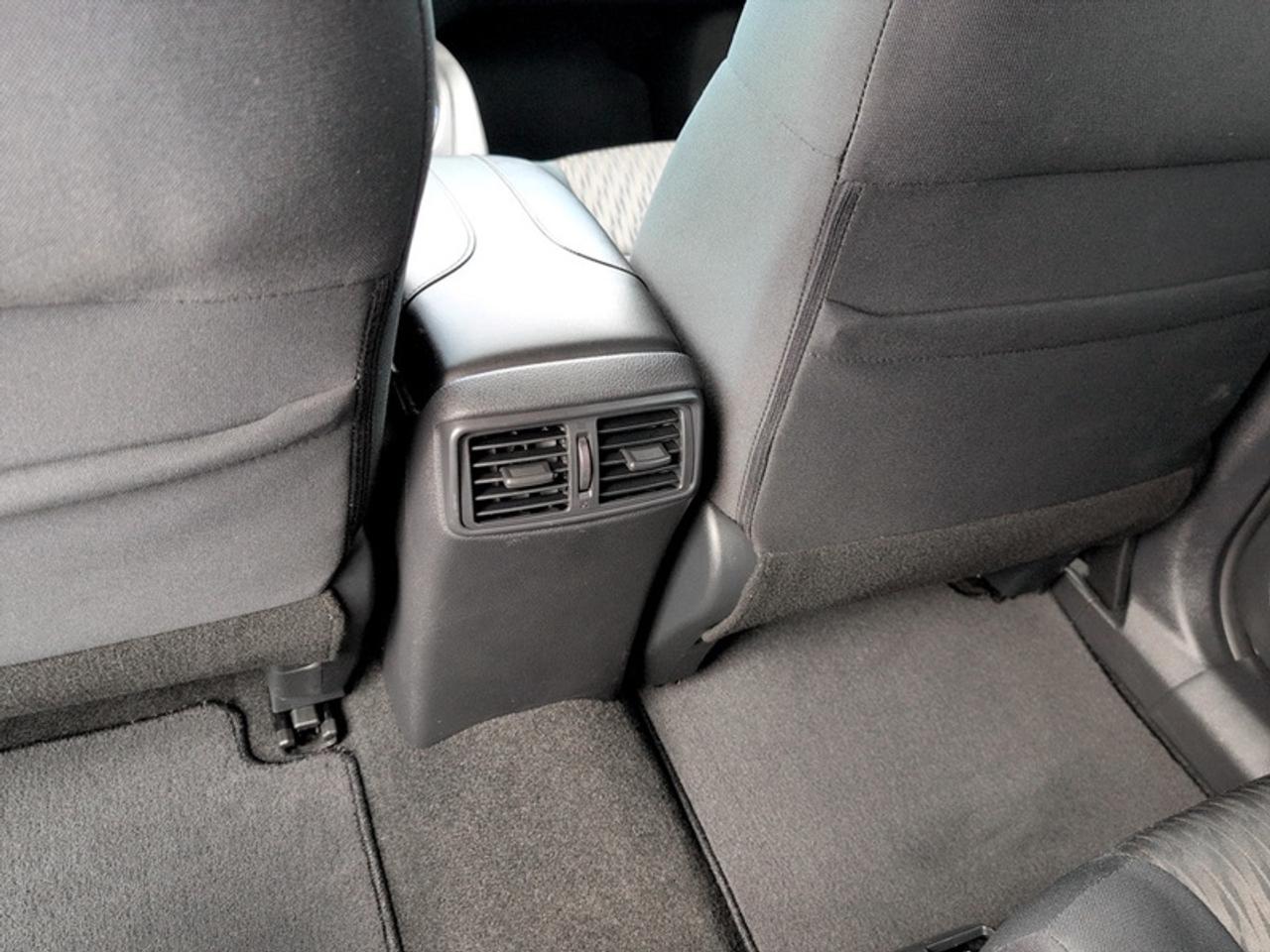 2018 Nissan Rogue SV  **LOW KMS - CLEAN CARFAX** Photo