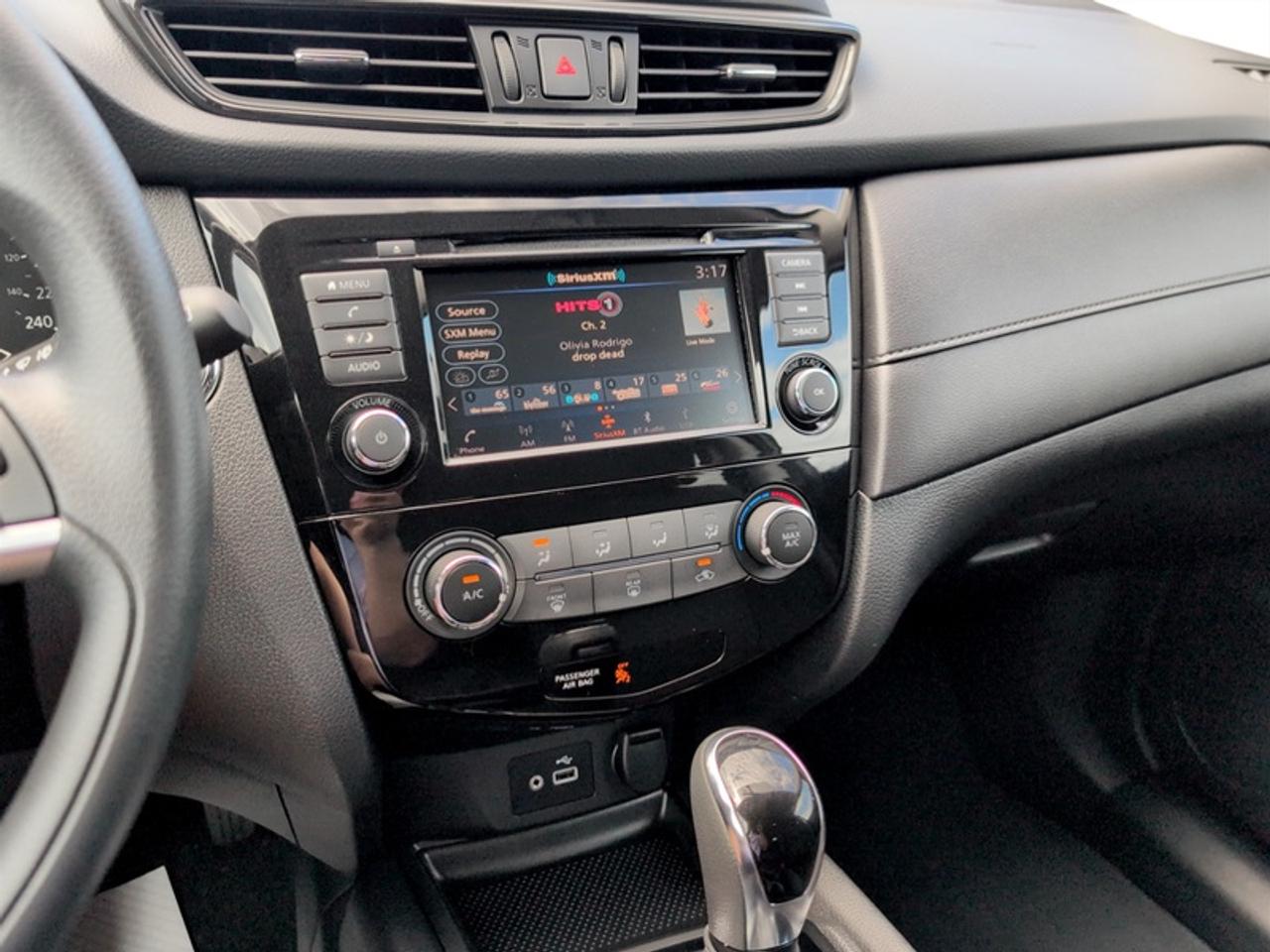 2018 Nissan Rogue SV  **LOW KMS - CLEAN CARFAX** Photo