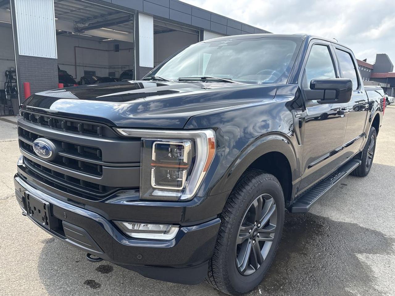 2023 Ford F-150 Lariat Photo2