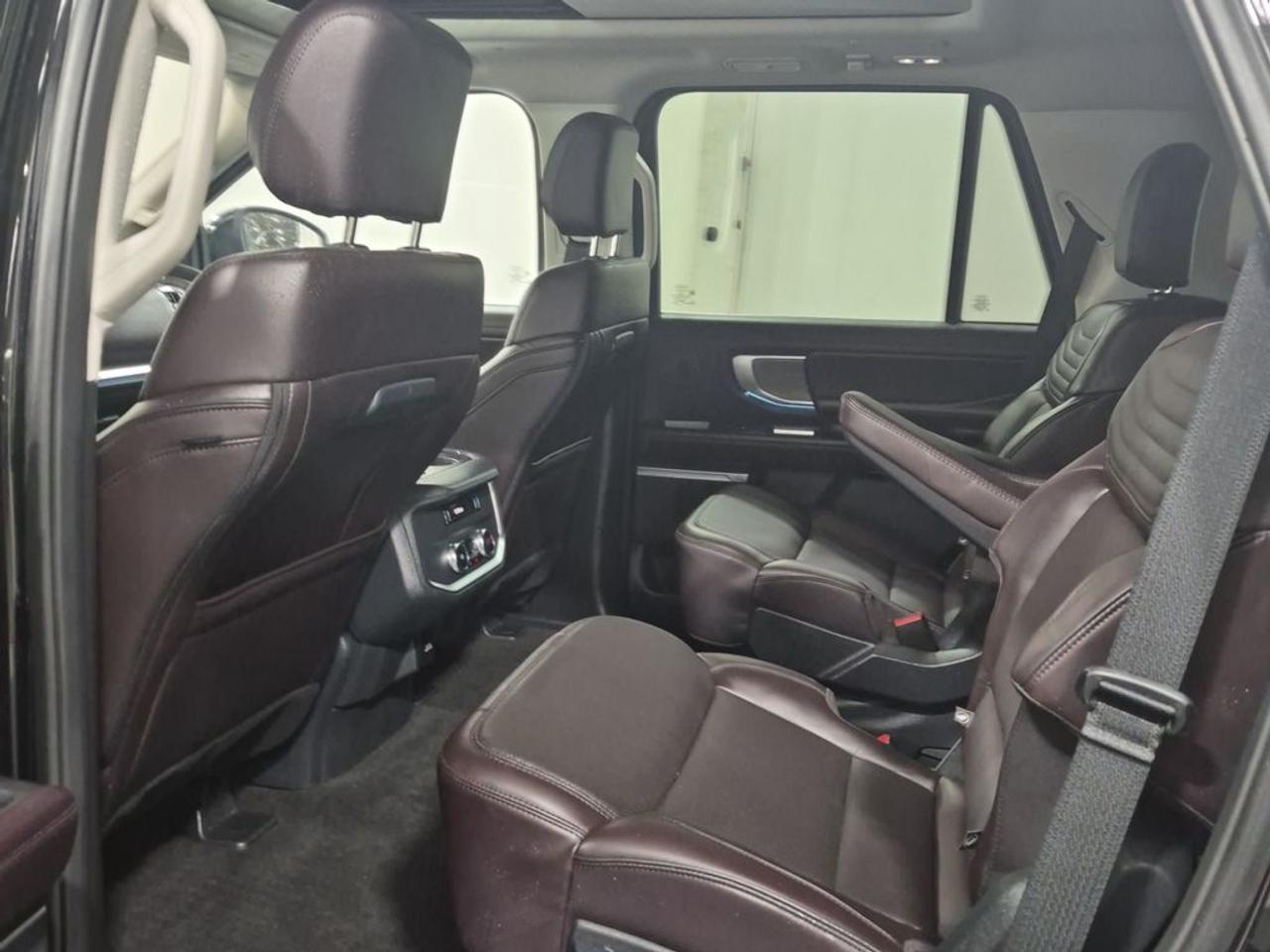 2025 Ford Expedition Platinum Photo4