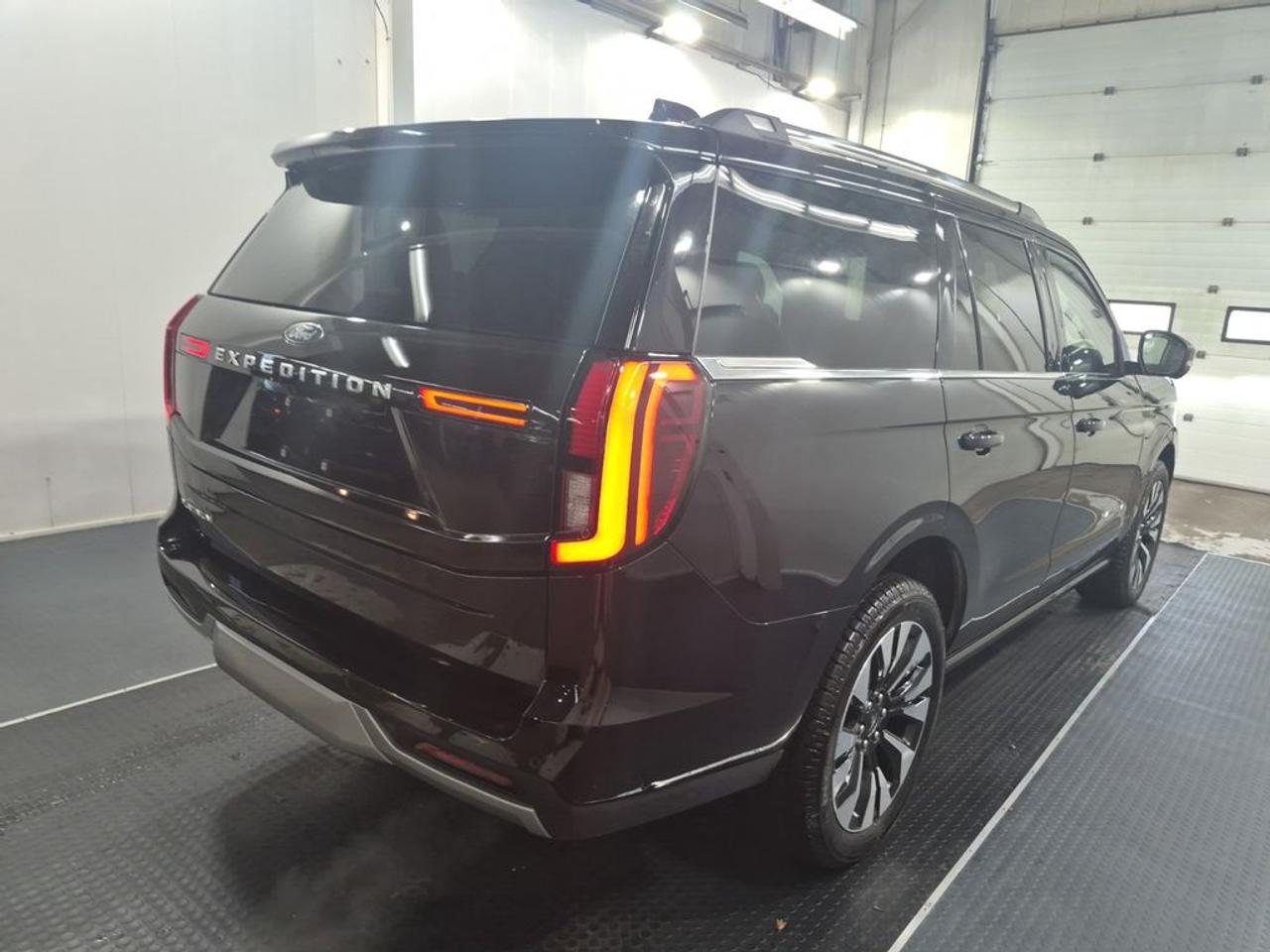 2025 Ford Expedition Platinum Photo2