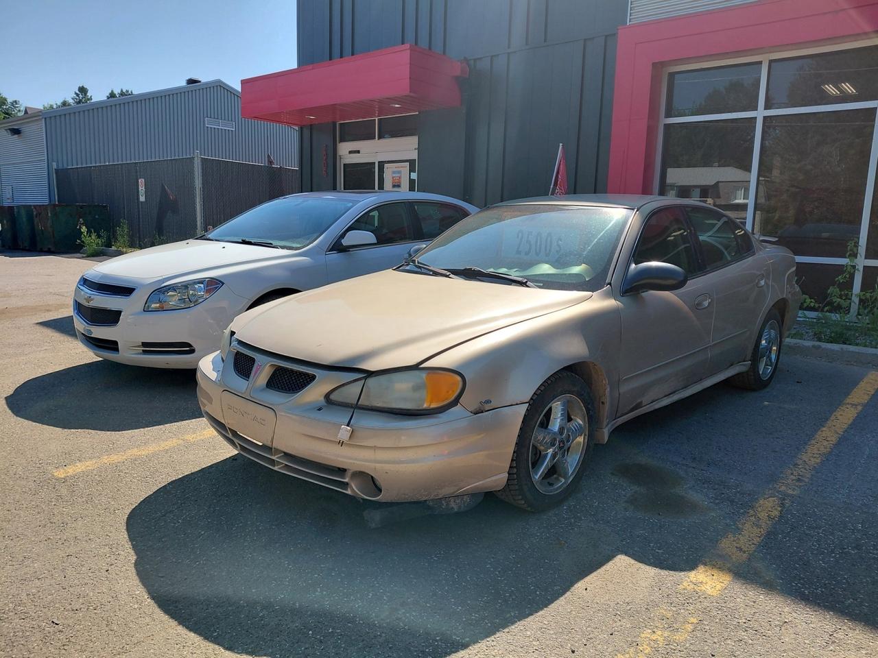 Pontiac Grand Am 2003 - SEULEMENT 72 828 ! A vendre Pontiac Grand Am 2003 avec un très faible kilométrage de seulement 72 828 km, ce qui est exceptionnel pour son année. Le véhicule démarre et roule bien. Il nécessite toutefois un entretien général ainsi quune vérification du frein à main. Une excellente base pour quelquun qui cherche une voiture fiable à petit prix ou pour un bricoleur qui souhaite remettre un véhicule en parfait état. Extérieur propre pour lannée. Très faible kilométrage. Bon potentiel après quelques travaux dentretien. VENDU TEL QUEL. Pour plus dinformations ou pour venir le voir, nhésitez pas à nous contactez.
