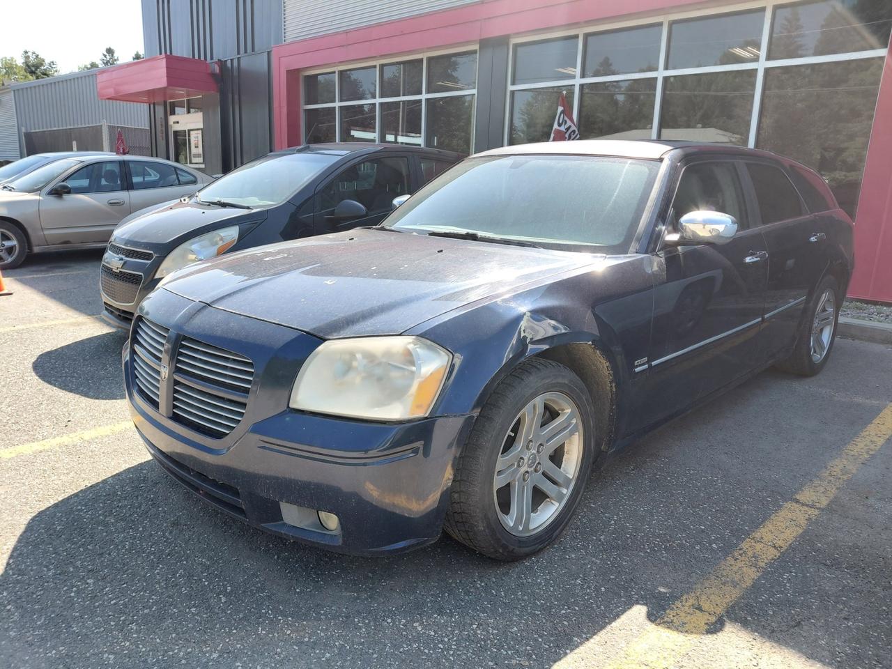 Dodge Magnum 2005 Vendu tel quel À vendre Dodge Magnum 2005. Véhicule spacieux et confortable avec un bon potentiel pour quelquun qui cherche un projet ou une voiture à remettre en ordre. Le véhicule nécessite certains travaux et une inspection mécanique. Le toit ouvrant est à vérifier et le voyant Check Engine est allumé avec les codes liés aux éléments suivants : Capteur de présence du passager (banc passager) Capteur O2 (oxygène) Capteur lié au système déchappement Capteur du catalyseur Capteur de vitesse de roue avant Points forts : Dodge Magnum 2005 Véhicule spacieux avec grand coffre Toit ouvrant Bon potentiel pour mécanicien ou bricoleur Vendu tel quel Le véhicule est vendu sans garantie, avec les réparations et vérifications mentionnées à prévoir. Prix en conséquence. Pour plus dinformations ou pour venir le voir, nhésitez pas à nous contactez.