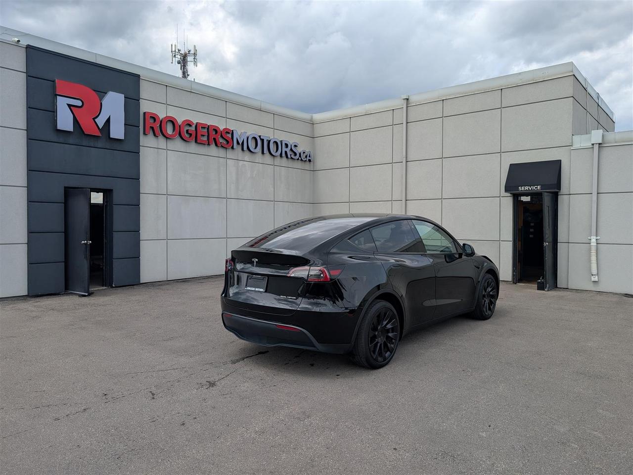 2023 Tesla Model Y LONG RANGE AWD - DUAL MOTOR Photo