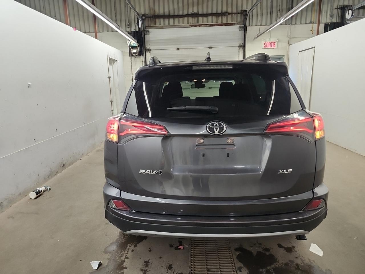 2018 Toyota RAV4 XLE | SUNROOF | ONE OWNER | NO ACCIDENTS Photo