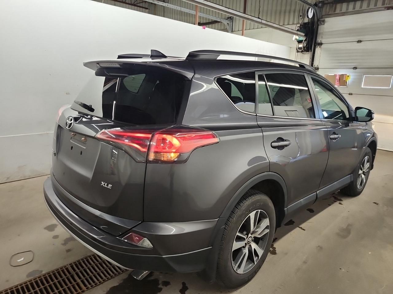 2018 Toyota RAV4 XLE | SUNROOF | ONE OWNER | NO ACCIDENTS Photo