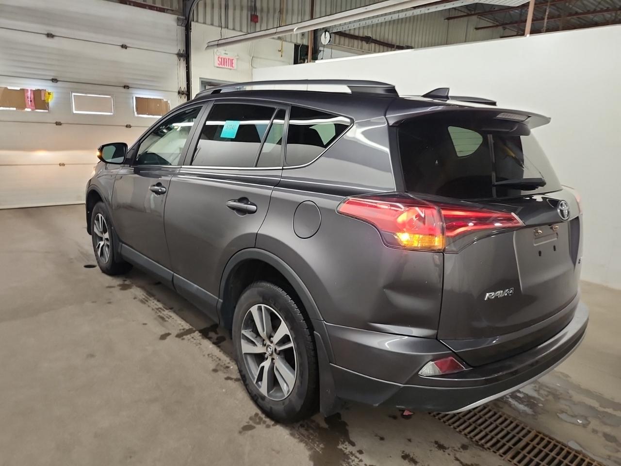 2018 Toyota RAV4 XLE | SUNROOF | ONE OWNER | NO ACCIDENTS Photo