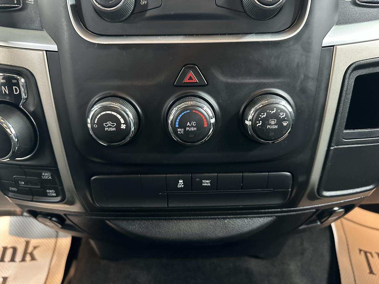 2014 RAM 1500 4WD CREW CAB 140.5" SLT Photo37