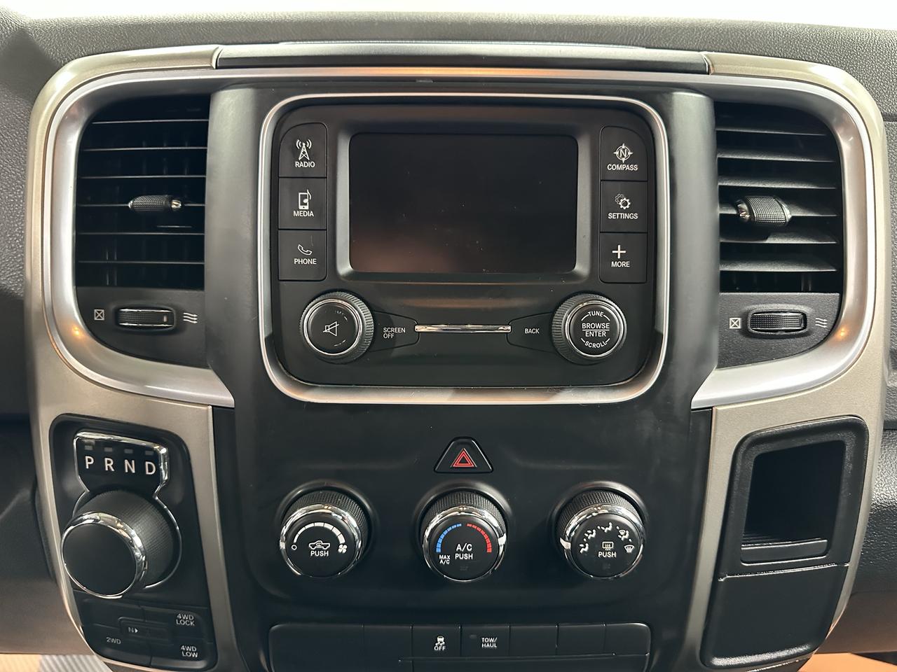 2014 RAM 1500 4WD CREW CAB 140.5" SLT Photo36