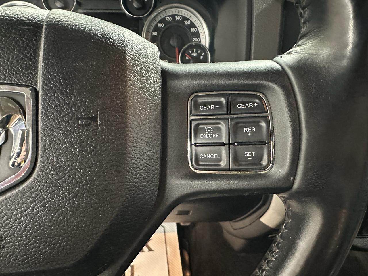 2014 RAM 1500 4WD CREW CAB 140.5" SLT Photo35