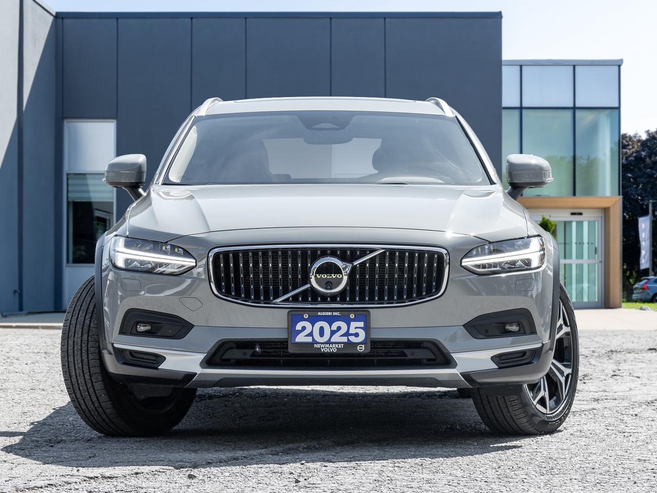 2025 Volvo V90 Cross Country B6 AWD PLUS  19" ALLOY WHEELS  CPO RATE fr 3.49%* Photo