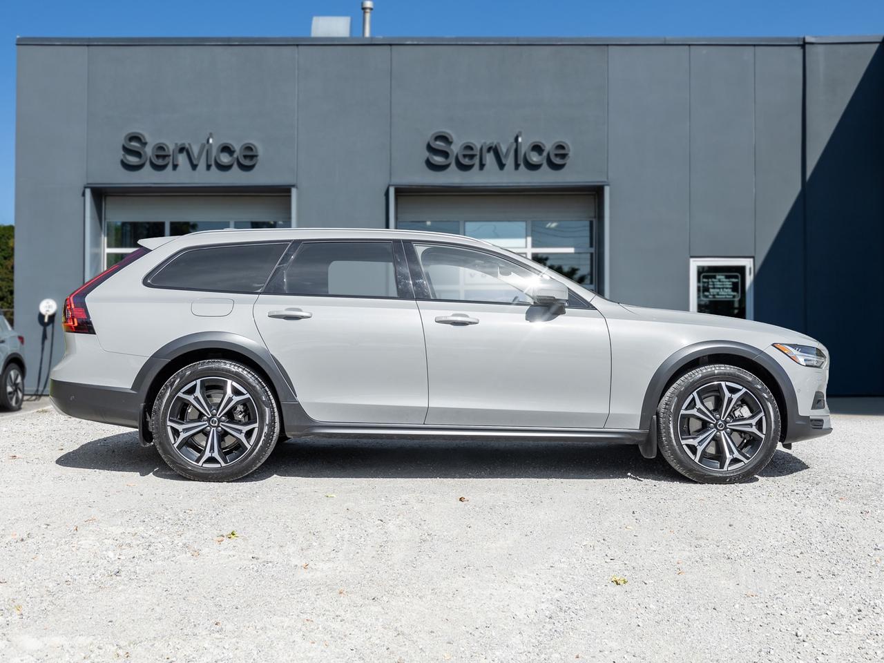 2025 Volvo V90 Cross Country B6 AWD PLUS  19" ALLOY WHEELS  CPO RATE fr 3.49%* Photo4