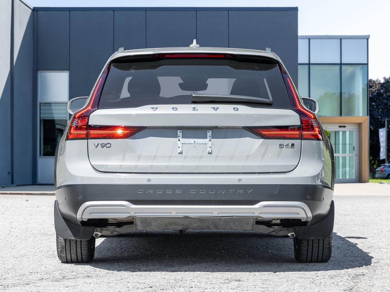 2025 Volvo V90 Cross Country B6 AWD PLUS  19" ALLOY WHEELS  CPO RATE fr 3.49%* Photo