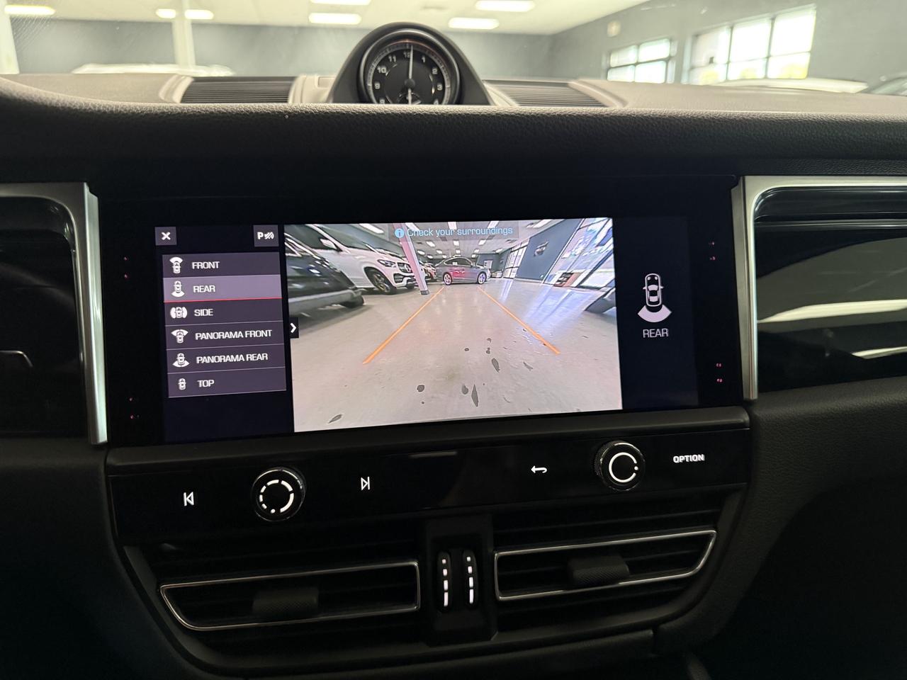 2022 Porsche Macan AWD Photo