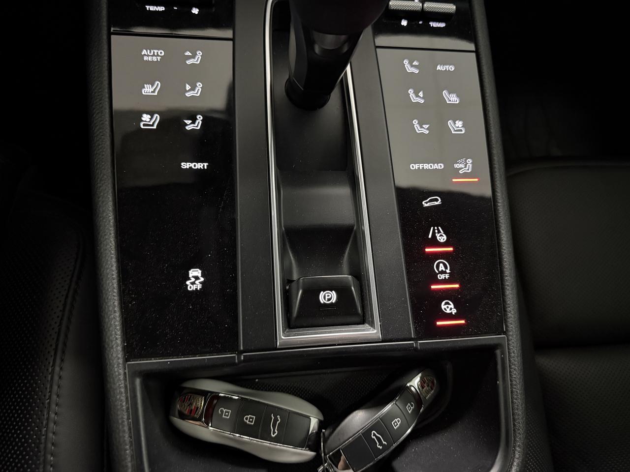 2022 Porsche Macan AWD Photo