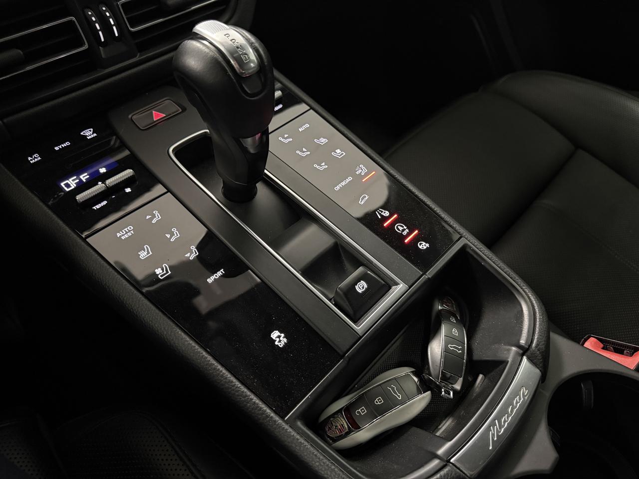 2022 Porsche Macan AWD Photo