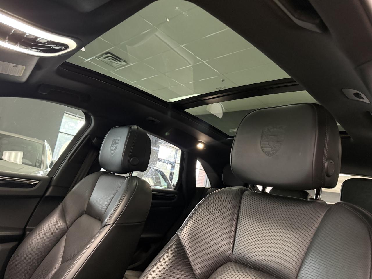 2022 Porsche Macan AWD Photo