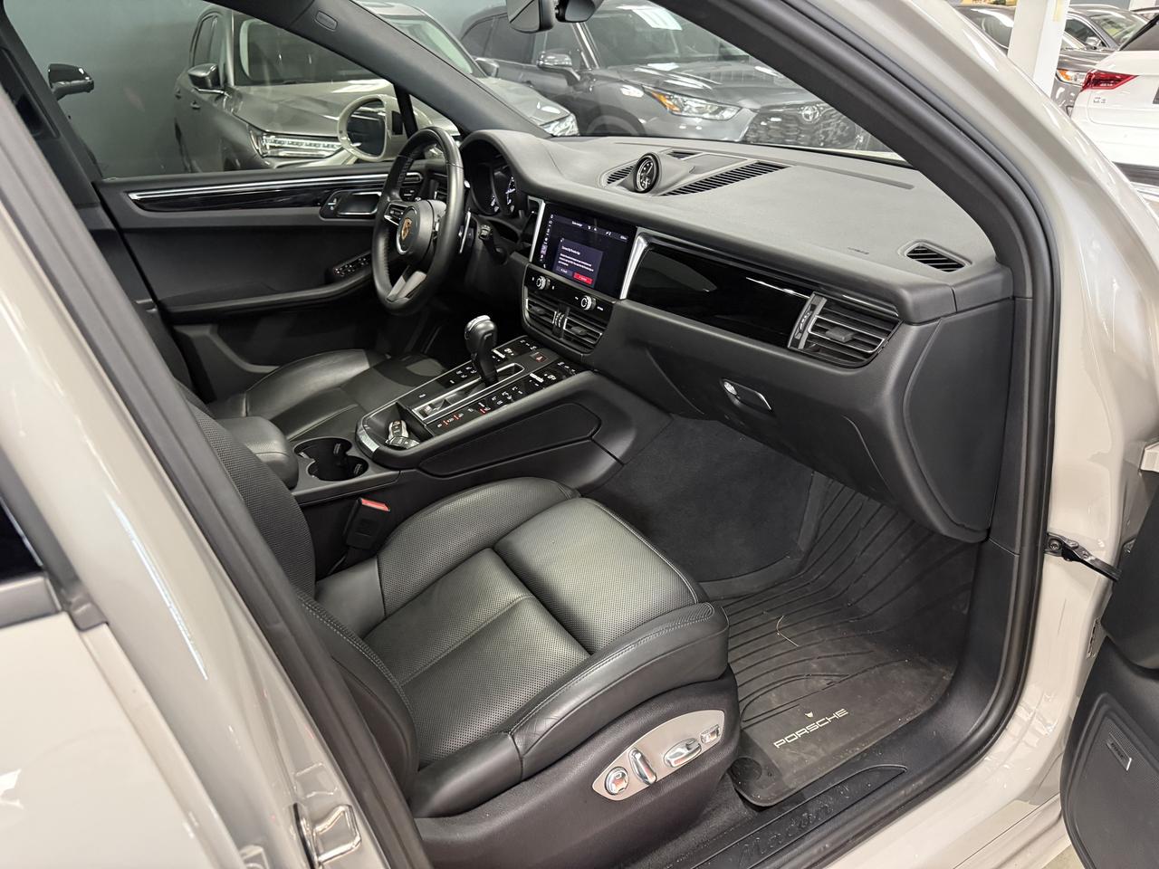 2022 Porsche Macan AWD Photo